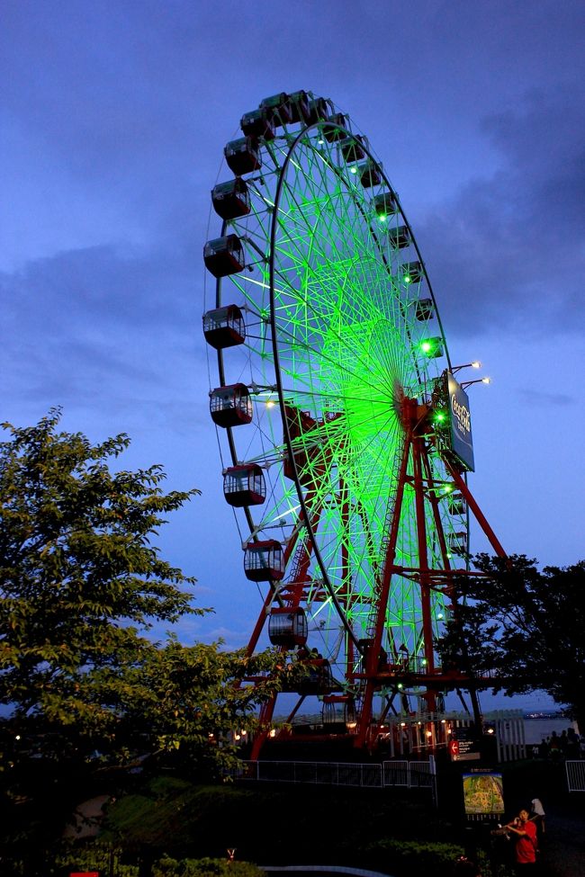 鈴鹿バルーンフェスティバルが9/15〜17日の3日間行われるということで、鈴鹿に行くことを急遽決定！<br />バルーンの競技は、鈴鹿川河川敷で早朝と午後に開催し、熱気球が音楽とMCに合わせて光り輝くファンタジー「バルーンイリュージョン」は夜の7時から鈴鹿サーキットのグランドスタンド前より行われます。<br />お昼頃の自宅周辺の天気は、晴れ。三重方面の空には雲が多く見えましたが、いつもの、「何とかなるやろ！」の気持ちを胸に抱き出発。<br />競技飛行は、午後3時〜5時15分迄なので、その前に鈴鹿IC近くの小岐須渓谷に寄ってみました。<br /><br />本物の熱気球はまだ一度も見たことがありません。<br />テレビや写真で見る熱気球の爽快で優美な姿を見てみたいとの気持ちは、以前よりずっと持ってましたが、その機会もなく今に至る。<br /><br />天候に左右される熱気球。<br />台風の接近で、競技は中止され、一番楽しみにしていた「バルーンイリュージョン」も中止され、代わりに熱気球に使用される「バーナーショー」に変更になってしまいました(＞＜)<br /><br />でも、久しぶりの鈴鹿サーキット...ちょっとだけ楽しめました♪<br /><br />では、鈴鹿バルーンフェスティバル＋おまけの小岐須渓谷♪をご覧ください。<br /><br /><br /><br />