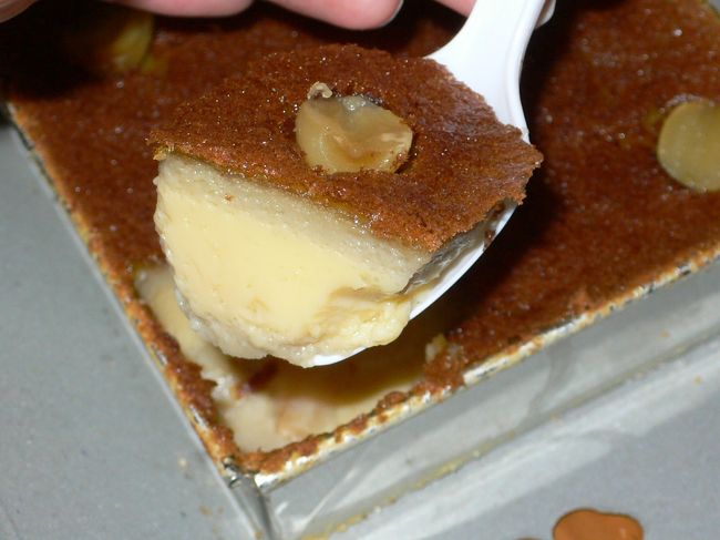 バンコクからの日帰りスポットを探していて、ペッチャブリーに決めたのはやはり食べ物です。<br />ペッチャブリー県は少しカオヨイからすこし内陸に入ったところに温泉があったり、ラオスやベトナムからこの辺に住み着いた山岳民族の料理(ナマズや蛙の料理)が食べられるお店があったり、北東の川沿いにうまいシーフードを食わせる店があったり(これは中華系だろう)、町中では麺類がおいしいと評判だったりするのですが、ええ、すべて食べれなかったんですよ。列車が遅れたのと、列車で弁当がでてしまったので。(詳細はhttp://4travel.jp/traveler/fkubo/album/10707955/)<br />内陸には山岳民族、海沿いには華人やムスリムが住んでいて、食文化も多様なんですって。でも日帰りじゃ食べられるのは麺くらいだなぁ・・・と思ったら麺も食べれなかったという話です。<br /><br />なので、残る目的の一つ。タイスイーツをたくさん買い込みました。<br />ペッチャブリーはタイスイーツの4つの主原料である「アヒルの卵」「椰子砂糖」「ココナッツ」の産地なのでお菓子作りが盛んなんだそうです。<br />もう一つの材料は小麦粉って聞いたのですが、米粉でもある気がする。周辺には水田が広がるのどかなところです。<br /><br />お菓子で有名になったのは良質な材料がそろうというだけでなく、王様の別荘地だったことも関係している気がします。<br />立派なお寺も多いし、門前町っていう感じです。<br /><br />というわけで、タイスイーツのおみやげ編です。
