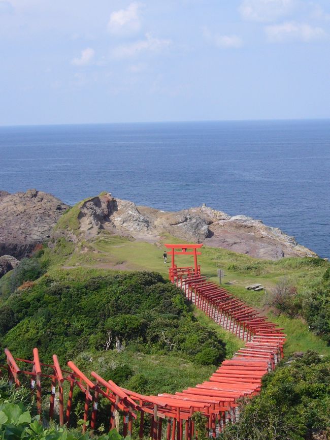 　2012/9/21～23の2泊3日で山口県にドライブ旅行に行きました。21日は会社の特別休日で二週連続の三連休です。連休翌週は空いているかと思ってこの日程＆まだ体験してない787便で行ける場所の中から山口県を選択。山口県に行くのはたぶん独身最後の一人旅以来だから、実に21年ぶり！日本三大鍾乳洞（龍泉洞、龍ヶ洞、秋芳洞）も二度目の制覇となりました（親も旅行好きだからですが、鍾乳洞オタクなわけではありません、念のため）。<br /><br /><br />＜旅程＞（◎はこの旅行記）<br />◎9/21（金）山口宇部空港<br />　→ 50k/1h 秋芳洞<br />　→ 100k/3h 角島灯台<br />　　　　秋吉台スカイライン、千畳敷・龍宮の潮吹き、角島大橋経由<br />　→ 40k/1h 長門・湯本温泉<br />9/22（土）長門・湯本温泉<br />　→ 30k/1h 萩<br />　→ 60k/2h 津和野<br />9/23（日）津和野<br />　→ 80K/2h 岩国・錦帯橋<br />　→ 100k/1h 山口<br />　→ 40k/1h 山口宇部空港<br /><br />＜飛行機＞ 28,240円/人<br />9/21（金）ANA691便　羽田6:40-&gt;山口宇部8:20<br />9/23（日）ANA700便　山口宇部18:50-&gt;羽田20:25<br /><br />＜宿泊＞<br />9/21（金）大谷山荘（じゃらんで予約、29,900円/二人）<br />　http://www.otanisanso.co.jp/<br />9/22（土）わた屋（じゃらんで予約、23,100円/二人）<br />　http://www.tsuwano.jp/main.html