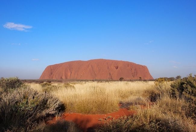 7年振りのオーストラリア。<br />今回の旅行目的は、エアーズロックとグレートオーシャンロード、そして、学生時代にサマープログラムでお世話になったメルボルンのおばさんに会いにオーストラリアに行ってきました。<br />パッケージツアーや現地ツアーを一切使わない自由旅行です。<br />宿は、基本的にYHAを利用。(事前にYHAカード取得)<br /><br />[日程]<br />8/21　日本 → 韓国 → シドニー(翌日早朝着)<br />8/22　シドニー → エアーズロック空港(昼着)<br />8/23　カタジュタ、エアーズロック<br />8/24　キングスキャニオン<br />8/25　エアーズロック → シドニー → アバロン空港(夜着)<br />8/26　ジーロング<br />8/27　ジーロング<br />8/28　グレートオーシャンロード<br />8/29　グレートオーシャンロード<br />8/30　メルボルン<br />8/31　シドニー<br />9/1 　シドニー<br />9/2 　シドニー → 韓国 → 日本(夜着)<br /><br />[詳細]<br />8月21日〜8月22日<br />韓国の友人が結婚するということで、韓国経由で行くことに(アシアナ航空利用)。<br />韓国での時間は9時間あったので、友人と食事、買い物、お茶を楽しみ、<br />仁川空港のスパでさっぱりして、韓国を出発しました。<br />日本からの直行便は、便数が少なく、また航空会社も限られる為、こうやって他の国をプチ観光して行くのも<br />ありだとおもいます。(韓国、香港、シンガポールなど)<br /><br />8月22日<br />シドニーに7:40着。エアーズロック便は、9:45発。乗り換え時間は2時間。<br />正直かなり焦りました。国際線ターミナルからT-Busに乗り、国内線ターミナル3に到着したのが、<br />チェックイン締め切り直前。(出発30分前)<br />シドニー空港の入国審査に時間がかかりましたが、運よく出発前のT-Busに乗れたので間に合いました。<br />到着便の遅れや入国審査にひっかかると、確実にアウトなので、最低3時間は余裕をもたれることをお勧めします。<br /><br />エアーズロックへは、カンタス航空を利用。カンタスの他にバージンオーストラリア航空があります。(昔はバージンブルーという名前だった)<br /><br />事前のネット検索で、飛行機からエアーズロックが見られるとの情報があったので、予約時に席を指定しました。<br />エアーズロックもそうですが、シドニーの街から、緑アウトバックエリアへと変わっていく広大な自然は、<br />日本では見られない景色なので、窓席を絶対おすすめします。(往路: 左窓席、復路: 右窓席)<br /><br />エアーズロック空港には、午後1時頃到着。シドニー空港では、搭乗が20〜30分遅れていたのですが、<br />エアーズロックには、約10分程の遅れで到着。<br /><br />事前予約していたレンタカー(AVIS)を受け取り、まずは宿のあるエアーズロックリゾートへ。<br />Hotelは、Outback Pioneer Hotelを利用。一番安いマルチシェア(16人部屋?)を利用。<br />Hotelには、14:00位に到着。チェックインは午後からだと思ったのですが、15：00からと言われたので、<br />早速エアーズロックへ行きました。途中、入場チケットを購入($25/3days)し、登山口(MALA carpark)まで30分。<br />段々と近づいていくにつれ、その大きさに驚かされます。<br />この日は風が強く、ゲートは封鎖されていました。観光客もまばらです。<br />(ツアーだと、午後は大体カタジュタ散策するようです。)<br />この日は、登山を諦め、サンセットの時間は、エアーズロックの周りをぐるっと回ることにしました。<br />BASE WALKをしたかったのですが、サンセットの時間(18:30)までは微妙だったため、車で一周しながら、MALA WALKとKUNIYA WALKを歩きました。<br />一枚岩と言っても、場所、角度によって、まったく違う姿を見せてくれます。<br />私が行った時だけなのか分かりませんが、午後のエアーズロックにはあまり観光客がいなかったので、<br />ゆっくりとまわることができました。<br /><br />エアーズロックを一周したところで、いよいよサンセットの時間です。<br />余裕を持って一時間前に「Car Sunset Viewing」に到着。<br />(実際は、時計をシドニー時間に合わせていた為、+30分早く到着していました。あとで、ホテルに戻ってから知ることになります…。)<br />何組は既に来ていて、折りたたみ椅子持参で、カメラをセットしてサンセット時間を待っていました。<br />(私も椅子がほしかった。)<br />車を止めて、私もサンセットポイントを探して、サンセットを待ちます。<br />風は少し強かったですが、天気は非常に良く、夕日で刻々と色が変わっていくエアーズロックの様子を観光客の皆と一緒に楽しみました。<br /><br />この日の観光は終了し、ホテルへ戻りチェックイン。この日は、ホテル内になるBBQで食事。<br />エミュー、カンガルー、クロコダイルなどの肉やソーセージにシーフードがあり、隣接しているキッチンの鉄板で調理します。サラダやフルーツなどは、セルフでお代わり自由です。肉を購入することで、セットでついてくるようです。お肉のセットはないので、色々な肉を楽しむには、2，3人が良いと思いました。<br />(ちなみに、私はエミューのソーセージを選択。味付けがちょっと濃かったですが、おいしかったです。)<br /><br />明日は、サンライズにカタジュタ散策。BBQ &amp; Barでは、大きな音で音楽が流れ出し、かなり盛り上がっていましたが、明日があるので、早い時間に就寝です。<br /><br />(つづく)<br /><br /><br /><br /><br /><br /><br /><br /><br /><br /><br />