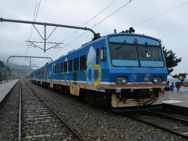 ■はじめに<br />　韓国への鐡旅は2回行ったことがあり、韓国内のかなりの割合の鉄道に乗車済みである。しかし、いくつかの盲腸線には未乗であるため、今回はそれを乗りに行くことにしたい。<br />　まず1つ目が、三陟線である。この路線には定期列車がないため本来なら乗車することはできないのだが、「海列車」という観光列車があり、それに限って三陟線に入り終着の三陟まで行ってくれるのである。<br />　そしてもう一つの盲腸線は、同じく東海岸にある浦項への支線である。終着駅は工業都市である浦項であり旅情はあまりなさそうだが、今回はこれも制覇しておきたい。<br />（双方は数年後に「東海中部線」としてつながる予定のようだが、それを待たずに行くことに意義（？）があるのである）<br />　ここで問題になるのが、列車の予約である。韓国内の鉄道はKORAILのホームページで予約・決済ができるが、海列車は観光用の専用サイトで予約し、さらに韓国内発行のカードなどで決済しなければならないのである。<br />　仕方がないので、乗車当日に東海駅で手に入れる他はない。出発直前まで専用サイトで残席の確認をしていたが、いくらかは席が残ったままである。それが売り切れないことを願うしかない。<br /><br />　さて、韓国へのアクセス方法であるが、日本国内は敬老の日による三連休で、航空券はとてつもなく高くなってしまっている。よって今回は、往路はフェリー、復路は高速船を利用することにした。鉄道や船の良いところは、きちんと手配すれば繁忙期でも値段はあまり変わらない、という点であろうか。<br /><br />【当初考えていた旅程】<br />1日目：羽田空港→米子空港（境港、美保関観光）、夜にDBSフェリー乗船（境港→東海：船内泊）<br />2日目：午前中に東海港着。海列車の切符手配後に三陟へバス移動。三陟→正東津（海列車）、正東津→慶州（ムグンファ号）。慶州泊。<br />3日目：慶州⇔浦項（ムグンファ号）、慶州→釜田（セマウル号）、釜山→博多（高速船ビートル）、博多空港→羽田空港。<br />（台風のため、3日目の旅程は変更することになった）<br /><br />＠海列車（正東津駅にて）