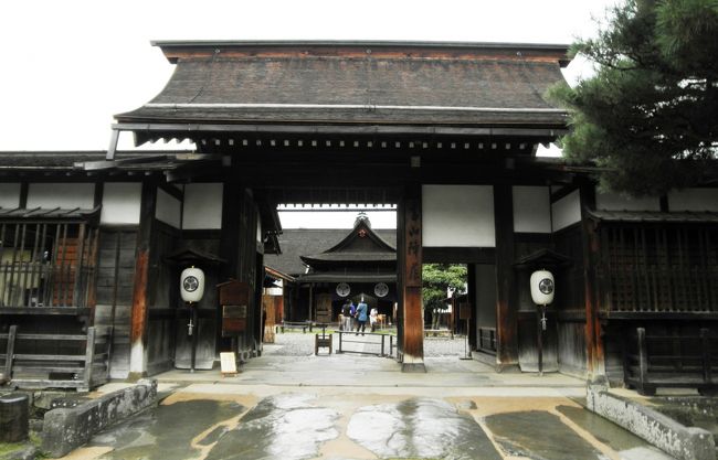 陣屋とは、江戸時代に郡代・代官が治政を行った場所で、御役所や郡代(代官)役宅、御蔵などを総称して陣屋と呼びます。<br /> <br /> 飛騨代官は安永六年(1777)に飛騨郡代に昇格し、当時3ヵ所あった郡代役所(関東・西国・美濃)と並んで幕府の重要な直轄領となりました。<br /> <br /> 幕末には全国に60数ヵ所あったと言われている郡代・代官所の中で、当時の建物が残っているのはこの高山陣屋だけです。<br /> <br /> 全国で唯一建物が現存する遺跡で、昭和4年には国史跡に指定されました。<br />