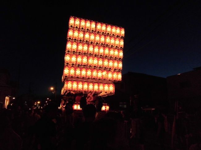 2012/9/16に、岸和田だんじり祭りに行ってきました。<br /><br />昔は、穀物がたくさん取れるよう祈願したお祭り。<br />今は、年に一度の、豪快な祭りのようです。<br /><br />都会で、地域とは稀薄に暮らす私には、<br />だんじりで、地域と強く結びついている人々が<br />うらやましく感じました!<br />根付いてる感じです。<br /><br />祭りを見物している間に、<br />何台もの救急車が、目の前を通過します。<br />やはり、怪我人も出ている模様です。<br /><br />滅多に見られないお祭りは、刺激的でかつ楽しかったです♪<br /><br />