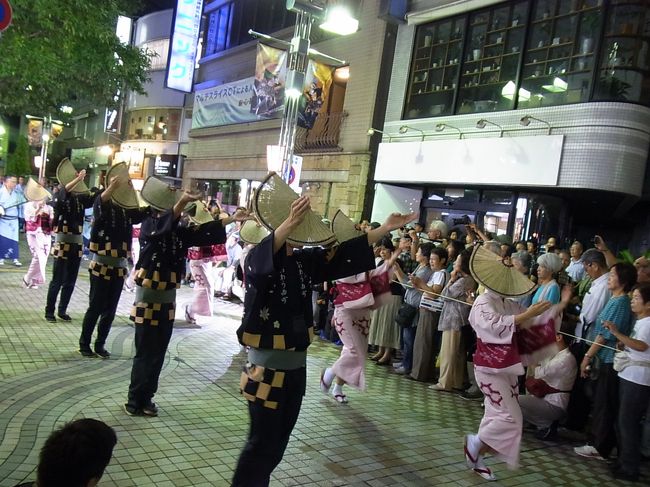 胡弓と三味線の音色に乗って夜中まで静かに街の通りを流す、<br />「越中おわら風の盆」は富山県富山市の八尾（やつお）町で<br />毎年9月1日〜3日に行われていますが・・・<br /><br />それが東京の八王子で観られるらしい。<br />富山は遠いけれど八王子ならＯＫですよ〜♪<br /><br />14時〜16時は輪踊り交流広場と称して、一般の方も自由参加で一緒に輪踊りもできるそうです。<br /><br />21時15分からは中町公園で風の舞輪踊り交流広場と称して<br />こちらも一般の方も自由参加で踊ることが出来るそうです。