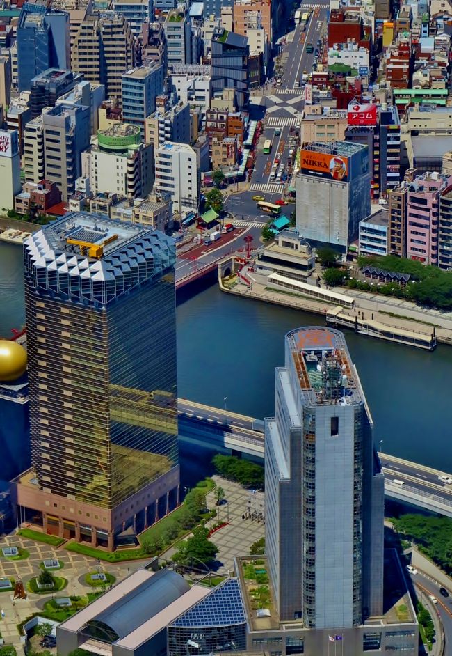 東京スカイツリー天望回廊（第2展望台）<br />フロア445、フロア450の2層からなる。フロア450の来場客が到達できる最も高い位置は451.2mである。これは上海環球金融中心の472mに次いで世界で2番目に高い展望台である（3番目はCNタワーの447m）。エレベーターはフロア445に到着し、ここからスロープ状の回廊を4分の3周歩いてフロア450に至る。ガラスが張り出したチューブ型の回廊は空中を散歩する感覚が味わえる。日本での自立塔坂としてはここが一番高い。外見からは、らせん形状が確認できる部分である。（下記より引用）<br /><br />東京スカイツリーについては・・<br />http://www.tokyo-skytree.jp/<br /><br />東京スカイツリー（Tokyo Skytree）は東京都墨田区押上にある電波塔（送信所）である。観光・商業施設やオフィスビルが併設されており、ツリーを含めた周辺施設は東京スカイツリータウンと呼ばれる。2012年に電波塔・観光施設として開業。<br /><br />2008年7月14日に着工され、3年半の期間をかけて2012年2月29日に竣工した。2012年5月22日に展望台として開業して、2012年4月から2013年3月にかけて放送局の試験放送ならびに本放送を実施する計画である。<br /><br />5月22日 開業。同時に押上駅の副駅名として「スカイツリー前」を導入。<br />7月11日 それまで予約のみ受け付けていた天望デッキの当日券販売を開始。<br />（フリー百科事典『ウィキペディア（Wikipedia）』より引用）<br /><br />晴空塔a 開業翌日の展望デッキ入場券に当選！　☆Canon　PowerShot GIX 初試写　　(2012年5月23日)<br />https://ssl.4travel.jp/tcs/t/editalbum/edit/10673328/<br />