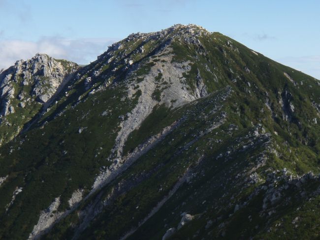 例年、この時期の山は非常に混み合います。<br />迷って迷って、久々の中央アルプスへ。<br />1日早く入山したこともあり、静かな山歩きを楽しめました。<br />表紙写真は南駒ケ岳から見た空木岳です。<br /><br />日程：<br />9月14日(金)：池山尾根登山口ー駒峰ヒュッテ(泊)<br />9月15日(土)：−空木岳ー南駒ケ岳ー空木岳ー池山尾根登山口<br /><br />