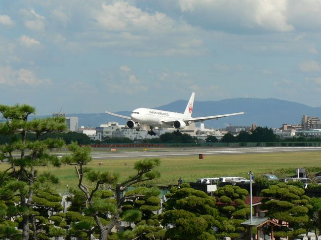 伊丹スカイパーク（いたみスカイパーク）は、兵庫県伊丹市の大阪国際空港の西側にある公園で１９９３年から、国、兵庫県、伊丹市の３者が整備し２００６年から２００８年にかけてオープンしている。<br />滑走路の間近にあり飛行機の離着陸が間近に見られる公園は全国でも稀で２００８年の全体オープンで９ヘクタールの巨大公園となっている。<br />入口は、「北エントランス」、「中央エントランス」、「南エントランス」の３箇所があり、「北エントランス」には、「パークセンター」があり館内には付近の岩屋遺跡の出土品や神津地区の歴史資料、航空管制レーダー、YS-11のプロペラなどが展示されている。<br />スカイランドHARADAに隣接する位置にある「南エントランス」には、車に乗ったまま飛行機の離着陸が間近で見られる「丘の上駐車場」への入口がある。<br />スカイランドHARADA（スカイランドはらだ）は、兵庫県伊丹市と大阪府豊中市の大阪国際空港の南西に位置する下水処理場の猪名川流域下水道原田処理場に造られた多目的施設・公園で<br />芝生の広場や遊具・人工の小川・ゲートボール場・多目的運動場・駐車場が設置されている。大阪国際空港の南西に位置し滑走路が間近にあり飛行機の離着陸を見ることができるので多目的施設の利用者だけでなく航空ファンの来場も多いそうだ。<br />（写真は伊丹スカイパークから見る飛行機）<br /><br />