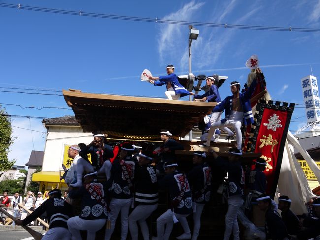 鳳のだんじりや津久野のだんじりには行った事があったのですが、有名な岸和田のだんじり祭りは初めてです。<br /><br />高校時代に、だんじりの時期が来ると、クラスメイトが学校を休んで練習に行くので、うらやましいなと思っていました。<br /><br />私ももうちょっと南に住んでいたら、一員になれたのに。<br />残念です。<br /><br /><br />今回、アメリカから友人が遊びにきていたので、一緒に行って来ました。<br /><br />初めてで、見学場所がよくわからなかったので、ハッピを着たお兄さんに尋ねたら、親切に教えてくれました。