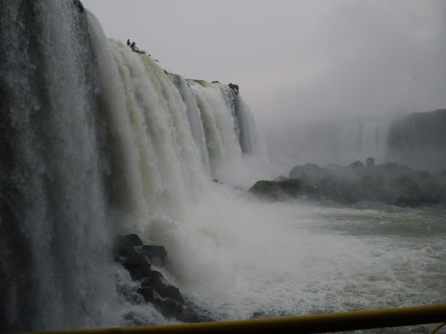 今回は早朝にブエノスアイレスを出発し、ブラジル側のイグアスの滝を観光した旅行記です。<br /><br />ブラジル側とアルゼンチン側の両方に2日かけて行きましたが、それぞれ違った凄さがあります。<br /><br />ずぶぬれ度といった点では、ブラジル側の方が、滝を下から眺めることができるため、ずぶぬれになります。<br /><br />写真は展望台からのもの。