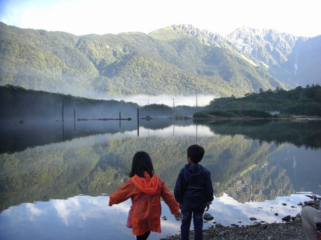 ３連休を使って、奥飛騨の平湯温泉キャンプ場で２泊した。<br />温泉とキャンプと山歩きが全部できる！と久々テンションが上がっていたのに天気が・・・<br />前日の予報では２日目から崩れることになっていて迷ったけど、夫の「天気が崩れたら１泊で帰ればいいやん」という言葉で決行。<br />結果的には1日目の夕方少し降られただけだった。<br />2日目の上高地も満喫できて楽しい連休になった。