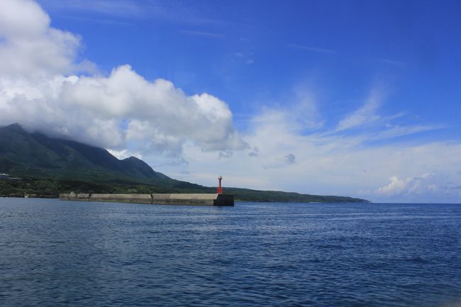 さぁ！いよいよ今年も夏休みに入りました。<br />今年は“屋久島”へ行って来ましたよ〜！！<br /><br />[１〜２日目]移動日<br />東京＝(夜行バス)＝博田＝鹿児島(泊)<br />　　　　　 <br />[３日目]屋久島上陸<br />鹿児島~~(船)~~屋久島(泊)<br /><br />[４日目]縄文杉トレッキング<br />屋久島滞在　　屋久島(泊)<br /><br />[５日目]<br />屋久島半日滞在~~(船)~~鹿児島＝下関(泊)<br /><br />[６〜７日目]　<br />下関＝広島(宮島)＝埼玉<br /><br /><br /><br />今回も、素敵な宝物をいくつか手に入れました！！<br /><br />特に、縄文杉トレッキングの経験。<br /><br />どんなに疲れても、途中でもういいか・・・と思っても、<br />足を前に進めるしかない境遇。<br /><br />一歩一歩、足を前に出すしかないんだよね。<br /><br />選択肢は無し。<br /><br />そうやって、前に進んだ者だけが味わえるものがある。<br /><br />それと、島の人の生活。<br />島の人、何人かと話したけど、いろいろ考えさせられた。<br /><br />今後の仕事、人生の糧になる宝物を手に入れてきました。<br />