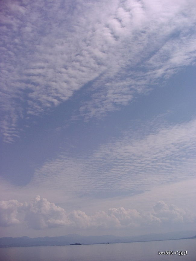 琵琶湖に浮かぶ４つの宝島探検へ<br />竹生島、沖の白石、多景島、沖島クルージング<br />滋賀を学べる4つのカリキュラム型ツアー<br />知っているようで知らない、様々な姿・特徴・歴史を持つ四つの島に上陸し、歩き、学び、人々と触れ合います<br /><br />平成２４年９月２２日（土）＜日帰り＞ <br />集合場所 彦根港（彦根市）　 9:00分集合（受付）　<br />ツアー代金一人 ７，７００円　<br />※船代・昼食代・拝観料・保険代含む。 <br /><br /><br />■彦根港出航 <br />■船上　「滋賀再発見カリキュラム　Ｕ☆ＴＩＭＥツアー　開校式」 <br /> <br />１０：００<br />■竹生島上陸 <br />竹生島学：国宝・都久夫須麻神社、西国三十三カ所巡り三十番目札所・宝厳寺を拝観、住職のお話<br />また、湖底遺跡のナゾ、カワウ被害の現状が明らかに。<br /> １１：３０１２：００■竹生島出航 <br />■沖の白石到着　〜昼食・お弁当〜 <br />沖の白石学<br />周辺の水深は約80m、大岩の高さが約20m（地上）あるので、大岩の全長はなんと100m！絶滅危惧種のシライシカワニナが生息<br />１２：５０１３：３０■沖の白石出航 <br /><br />■多景島上陸 <br />多景島学：秘島と言われる多景島に、特別許可を取って上陸。びわ湖の絶景を楽しむ。<br />島内にある日蓮宗見塔寺を拝観、住職のお話<br />１４：００１４：３０■多景島出航<br /><br />■沖島上陸<br />沖島学：昭和にタイムスリップしたような町並みに、約４５０人の人が住む沖島。<br />車は一台も走っていない！島を歩いて、湖魚を味わい、西福寺で島の歴史を聞く。<br />16：30 ■沖島出航 <br /><br />■彦根港到着「滋賀再発見カリキュラム　勇さんのＵ☆ＴＩＭＥツアー　閉校式」…成績発表、記念撮影<br /> <br />17：30 ■彦根港にて解散  <br /><br />※ＦＭラジオでこの催しを知り参加、天気よく貴重な島めぐりが一日貸切船で楽しめました<br />湖岸から眺めている島には不思議がいっぱい、古代からの歴史がここにはひっそりと