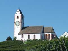 スイス・ワイン産地を行く　　葡萄実る丘のサン・モーリッツ教会