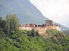 初ブータン14★ワンデュポダン★焼け落ちたワンデュ・ポダン・ゾンと通行止めでお茶休憩、そして3人の冷戦