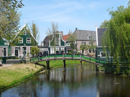 オランダ マルケン島はねはし アムステルダムから近い！のどかな風景が見れるフォーレンダムと