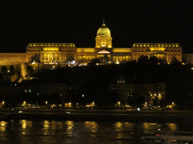 今回は音楽をテーマにしてハプスブルク家ゆかりの中欧三古都のオーストリア、ハンガリー、チェコに行ってきました。<br />ハンガリーでは聖イーシュトヴァーン大聖堂のオルガンコンサート、チェコではプラハ城内の教会コンサート、ザルツブルクではミラベル宮殿での弦楽三重奏そしてウイーンでは若い頃からの夢でしたオペラ座（国立歌劇場）のオペラと楽友協会でのモーツアルト・オーケストラを堪能してきました。　最近はカラオケ程度しか音楽に触れる機会がなく寂しい思いをしていましたが、久し振りにタップリと素晴らしい音楽を味わい、夢のような時間を過ごした感動の旅でした。<br />本編は最初に訪問したハンガリーのブタペストでの街歩きを中心に掲載しています。