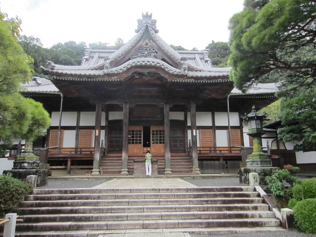 9月中旬<br />宿泊地の伊豆高原からドライブで中伊豆修善寺に行きました。<br />伊豆スカイライン、天城高原ICから約1時間で修善寺に。<br />出発時は曇り、修禅寺を拝観後大雨が降り出し、近くのお蕎麦屋さんで雨宿り。<br />その後、小雨の中を散策しました。<br />雨の修善寺散策もとても風情がありました。<br /><br />