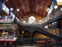 3泊のブダペスト⑯ *　2012/8/13　朝。タイル屋根と　アイアン装飾の美しい中央市場へ。
