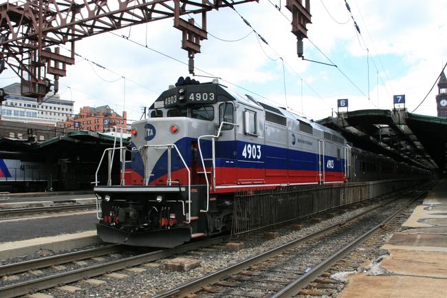 ホーボーケン(Hoboken)駅。ニューヨークにあるグランド・セントラル駅やペンシルバニア駅みたいに、観光ガイドブックには余り紹介されてない、駅である。ハドソン川の西岸にあって川向こうはニューヨーク市マンハッタンである。隣接しているのは、対岸ではウエスト・ヴィレッジやチェルシー、西岸では北のウィーホーケン・コーブやユニオンシティと南西のジャージーシティの間にある。<br /><br />ホーボーケンという名前はジョン・スティーブンス大佐がこの地域一帯の土地を購入した時に付けられた。ホーボーケン駅。市の南東隅にある。デラウェア・ラッカワナ・アンド・ウェスタン鉄道による1907年の建設で、国の史跡にもなっている。ハドソン川の西堤にはかって鉄道とフェリーが連携する地点が5つあったが、現在でもその形態を保つ唯一の地点となった。<br />ニューヨーク・ウォーターウェイ。ハドソン川を渡すフェリーを運航。ホーボーケン駅から14番街のワールド・フィナンシャル・センターとローワー・マンハッタンの第11桟橋、ウォールストリート、およびマンハッタンの西39番街で様々な循環バスに乗り換え可能。ペン駅からNJトランジットで訪れる事も、フェリーを利用して訪れる事も出来る。