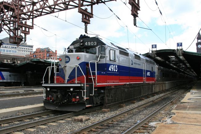 ホーボーケン（Hoboken）駅。ニューヨークにあるグランド・セントラル駅やペンシルバニア駅みたいに、観光ガイドブックには余り紹介されてない、駅である。ハドソン川の西岸にあって川向こうはニューヨーク市マンハッタンである。隣接しているのは、対岸ではウエスト・ヴィレッジやチェルシー、西岸では北のウィーホーケン・コーブやユニオンシティと南西のジャージーシティの間にある。<br /><br />ホーボーケンという名前はジョン・スティーブンス大佐がこの地域一帯の土地を購入した時に付けられた。ホーボーケン駅。市の南東隅にある。デラウェア・ラッカワナ・アンド・ウェスタン鉄道による1907年の建設で、国の史跡にもなっている。ハドソン川の西堤にはかって鉄道とフェリーが連携する地点が5つあったが、現在でもその形態を保つ唯一の地点となった。<br />ニューヨーク・ウォーターウェイ。ハドソン川を渡すフェリーを運航。ホーボーケン駅から14番街のワールド・フィナンシャル・センターとローワー・マンハッタンの第11桟橋、ウォールストリート、およびマンハッタンの西39番街で様々な循環バスに乗り換え可能。ペン駅からNJトランジットで訪れる事も、フェリーを利用して訪れる事も出来る。