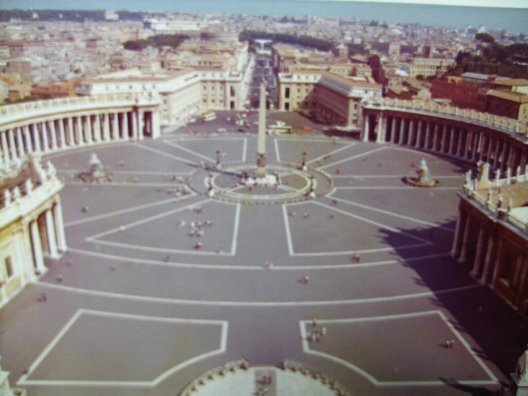 ローマでは世界最小国とはいえ、キルスト教カトリックの総本山バチカン市国にごあいさつ。サンピエトロ広場を中心に大聖堂、バチカン宮殿、システィーナ礼拝堂を廻る。<br /><br />シルクロードの旅は続きます。<br /><br />　※次回は東欧：ユーゴスラビアへ<br />　　　https://4travel.jp/travelogue/10179124<br /><br />