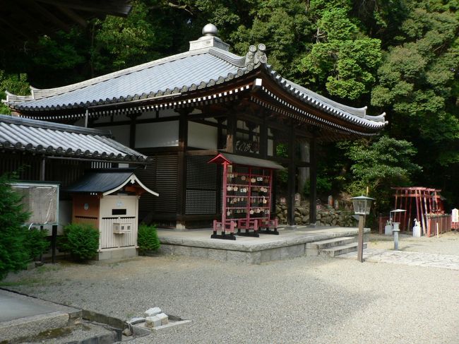 満願寺（まんがんじ）は兵庫県川西市にある高野山真言宗の仏教寺院。<br />寺伝によれば奈良時代、聖武天皇の勅願により勝道上人が創建し平安時代中期には源満仲がこの寺院に帰依し以来源氏一門の祈願所として栄えた。<br />境内には山門、本坊 （旧円覚院） 、満願寺金堂、毘沙門堂 、観音堂、釣鐘堂 、石造九重塔 （１２９３年造の国の重要文化財）、坂田金時の墓、美女丸・幸寿丸・藤原仲光の墓 、源家の七塔（ 源国房、光国、明国、仲政、国直、行国、国基の供養塔） などがある。満願寺町は川西市の飛地で周囲は宝塚市という珍しい場所にある。<br />満願寺は、多田村（現川西市の一部）とのかかわりが深く明治の町村制実施時に多田村の一部となったため川西市に編入され、周りの山（長尾山）は約５０か村の共有で世話をしていたのが切畑村（現宝塚市の一部）で（「山親」といった）その関係で山が近代になって分割処分された後も行政的には宝塚市ということになったとのこと。<br />（写真は満願寺）<br /><br />