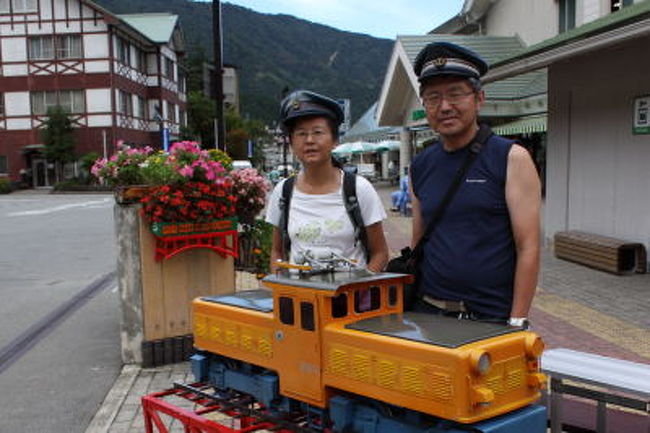 毎年恒例の夏の旅行。今年はパスポートも新しくしたので海外へでも、と思っていましたが公私共々ゴタゴタ続きで休みの計画すら立ちませんでした。9月になりようやく休みが取れることになりましたが、海外は行きたかった韓国も例の件で雲行きがあやしくなり、国内に変更。そこで、未だかつて訪れたことがない立山黒部アルペンルートへ行くことにしました。<br />せっかく立山方面へ行くのですから、その前後に黒部峡谷と乗鞍も寄ってみることにしました。<br /><br />【日程】<br />◎2012年9月18日(火)<br />京都から名神、北陸高速を経て富山県・宇奈月駅へ<br />黒部峡谷鉄道で欅平へ、その後鐘釣へ戻り、鐘釣温泉泊<br /><br />◎2012年9月19日(水)<br />鐘釣温泉から宇奈月。北陸高速経由で立山駅。ケーブルカー、バスで室堂へ。室堂散策、みくりが池温泉泊<br /><br />◎2012年9月20日(木)<br />室堂散策後、トロリーバス、ロープーウェイ、ケーブルカーで黒部ダムへ。また室堂へ戻りバスで弥陀ヶ原へ。弥陀ヶ原散策後、バス、ケーブルカーで立山駅に戻る。立山駅近くの湯の里雷鳥泊<br /><br />◎2012年9月21日(金)<br />一般道で神岡経由乗鞍へのシャトルバス乗り場のほおのき平へ。シャトルバスで乗鞍畳平、付近散策後、白雲荘泊<br /><br />◎2012年9月22日(土)<br />乗鞍山頂登山後、舞鶴へ帰る<br /><br />【計画】<br />旅行の計画は「るるぶ」やインターネット情報で。<br />宿の手配は「じゃらん」や電話で直接宿へ。<br /><br />【足】<br />交通手段は黒部峡谷鉄道、立山黒部アルペンルート、乗鞍はマイカー規制がかかっているのでシャトルバスで行くことになります。その基点の宇奈月駅や立山駅、シャトルバスの乗り場まではマイカーでの移動です。<br /><br />このページは一日目の黒部峡谷鉄道(トロッコ電車)編です。<br /><br />関連旅行記<br /><br />一日目後半 <br />●欅平散策・鐘釣温泉編<br />http://4travel.jp/traveler/kuwa72/album/10712335/<br /><br />二日目<br />●トロッコ電車帰り編<br />http://4travel.jp/traveler/kuwa72/album/10713633/<br />●立山駅〜室堂編<br />http://4travel.jp/traveler/kuwa72/album/10714176/<br /><br />三日目<br />●室堂散策編<br />http://4travel.jp/traveler/kuwa72/album/10715654/<br />●黒部ダム編<br />http://4travel.jp/traveler/kuwa72/album/10722768/<br />●弥陀ヶ原編<br />http://4travel.jp/traveler/kuwa72/album/10722833/<br /><br />四日目<br />●立山山麓〜神岡編<br />http://4travel.jp/traveler/kuwa72/album/10728013/<br />●乗鞍畳平星空編<br />http://4travel.jp/traveler/kuwa72/album/10728267/<br /><br />五日目<br />●乗鞍登山編<br />http://4travel.jp/traveler/kuwa72/album/10730249/<br />