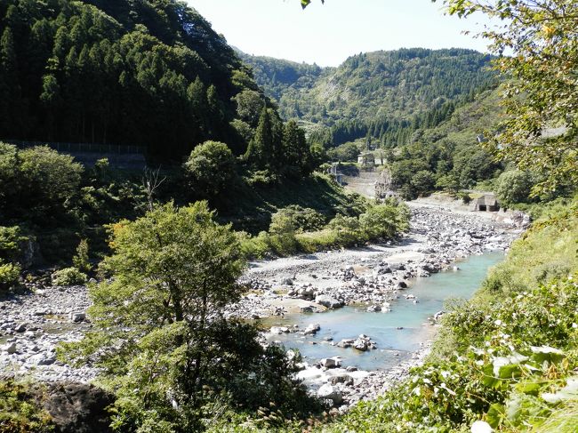 松本街道は北陸道の脇街道で、新潟の糸魚川から長野の松本に至る山岳国道で有る。<br />別名信州街道・千国街道・大糸街道とも言われていて、長野側では糸魚川街道とも呼ばれていた。<br />姫川渓谷を走る全長約１２０kmの峻険な山越えの国道で、日本海側からは塩や海産物が信州長野方面へ運ばれた。<br />又、信州側からは、大豆・煙草・生薬・綿・麻等が、昔は牛やボッカの背で運ばれたと言う。<br />この関係で、この街道は別名「塩の道」とも呼ばれていた。<br />塩を含め、街道周辺の人々の生活物資の輸送路として重要な役割を果たしていたと言う。<br />有名な逸話で、越後の戦国大名であった「上杉謙信」は街道沿いに番所の設置と信州問屋制度を設けていた。<br />そして、この街道を管理して塩の自由交易を保障していた。<br />有名な話で、「敵に塩を送る」と言う話の塩留めに苦しむ武田信玄に塩を送った俗説も生まれた。