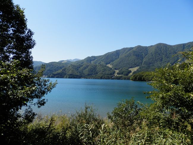 青木湖は長野県大町市北部にある湖で、仁科三湖の中では最も北に位置していて、最大の面積を持っ湖です。<br />面積は1.7平方キロメートルで、長野県内では諏訪湖や野尻湖についで3番目。<br />全国では59番目の広さで、標高822m、周囲長6.5km、全面結氷はしない、貧栄養湖で透明度9.8m[1]。<br />西側には北アルプスがある。透明度が高く、水深58mは長野県内で最も深い。<br />流入河川が無いにもかかわらず水位が維持されていることから、湖底にかなりの量の湧水があると考えられている。流出河川は農具川で中綱湖、木崎湖へと繋がる。<br /><br />