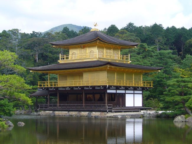 26日、27日<br /><br />京都の見どころのまだ見ていないところを今日は見て回ろう。まずは500円で1日回れるバス1日乗り放題のチケットで金閣寺を目指す。早く着いたのに、もう人はいっぱいいる。さすがに金閣寺は威厳があって圧倒される。次に向かったのは、朝ご飯抜きでこれを食べるためにやってきた。北野天満宮前にあるとようけ茶屋。お豆腐屋さんがやっている店で始まる前からすごい人が並んでいる。はたしてお味は…。<br /><br /><br /><br />　　　　　　　金閣寺<br />　　　　　　　北野天満宮<br />　　　　　　　朝食　　とようけ茶屋<br />　　　　　　　京都御所<br />　　　　　　　二条城<br />　　　　　　　銀閣寺<br />　　　　　　　哲学の道<br />　　　　　　　祇園　きななパフェ<br />