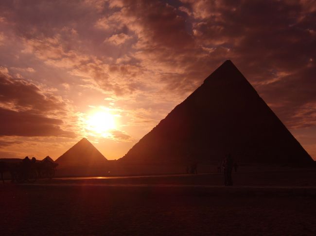 年末の休暇を利用して、エジプトへ。王家の谷、アブシンベル神殿、ピラミッドなどを観光。<br /><br />【主な行程】<br />　日本⇒ルクソール⇒アスワン⇒⇒アブシンベル⇒カイロ⇒日本<br /><br /><br />なお、帰国して直ぐに、テロが起きて、政権が倒れて・・・
