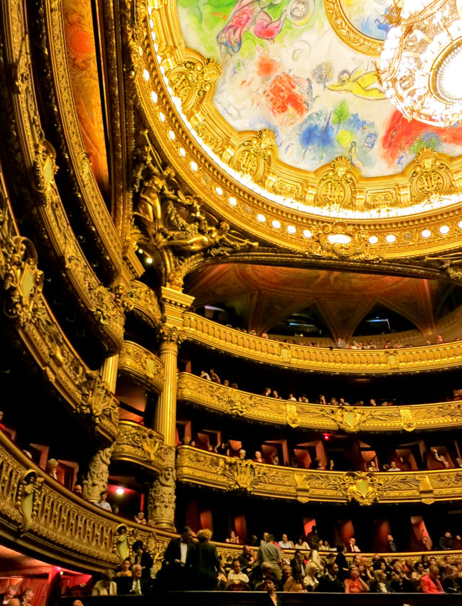 パリ３日目はお買い物と、オペラ・ガルニエでバレエ鑑賞、オペラ座内のレストランで最後のディナーです。<br /><br />前回２００８年１１月のパリでは、ちょうどバレエの公演が無く、オペラ・バスティーユでオペラ”魔笛”を観たんだけど、フランス語の字幕は分からないし、超現代風の演出で訳がわからん状態でした。<br /><br />今回は、念願のオペラ・ガルニエでバレエを観ることができました。<br /><br />