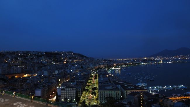 世界三大夜景の一つ、ナポリ･ポジリポの丘の夜景を見に行く。<br />帰りのフニコラーレが無くなってしまい、歩いて丘を降りる。<br />なんとかホテルへ戻り、<br />夜食は、ナポリっ子ご用達のピッツァの老舗といわれるトリアノンダ・チーロ１９２３で乾杯。