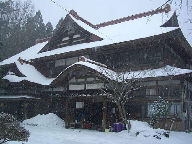 所用があって、大雪が降るなか秋田へいってきました。用事が終わったあとは、のんびりと温泉!<br />で、秘湯の宿である 強首温泉 樅峰苑 へお邪魔しました。素晴らしい温泉で、雪深い景色も圧巻でしたが、今度は夏に訪れてみたい!!