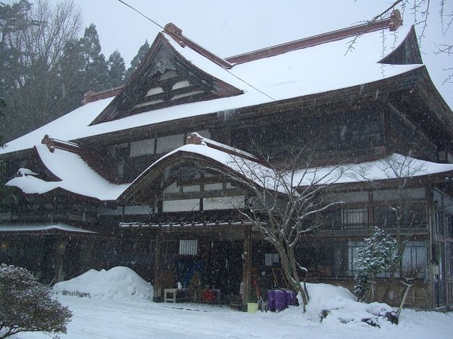 所用があって、大雪が降るなか秋田へいってきました。用事が終わったあとは、のんびりと温泉！<br />で、秘湯の宿である　強首温泉 樅峰苑　へお邪魔しました。素晴らしい温泉で、雪深い景色も圧巻でしたが、今度は夏に訪れてみたい！！