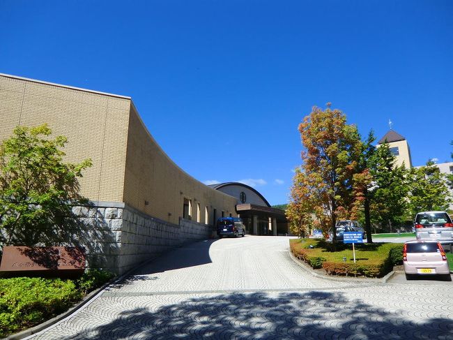 9月第4週の月曜日からダイヤモンド八ヶ岳美術館ソサエティ(写真)に5連泊(1人旅)してきた。夏が過ぎ秋の紅葉にはまだ早い、何となく気の抜けたような八ヶ岳であったが、森林を1人で徘徊し「衰えつつある自己との対話」を楽しんできた。会員制リゾートクラブであるダイヤモンドソサエティはオーナーに毎年5泊分の無料宿泊券(食事は別)が配布される。今回はそれを全て利用したのであるが、消化試合のような感じである。<br /><br />「ダイヤモンド八ヶ岳美術館ソサエティ」のホームページ<br />http://www.diamond-s.co.jp/yatsugatake/<br /><br />私のホームページ『第二の人生を豊かに―ライター舟橋栄二のホームページ―』に旅行記多数あり。<br />http://www.e-funahashi.jp/<br />