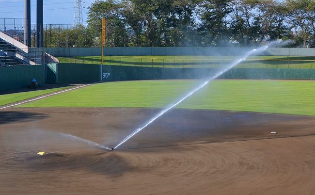 高校野球や社会人野球で盛り上がる保土ヶ谷球場。<br />神奈川新聞社がネーミングライツを行使したとは言えども、保土ヶ谷は保土ヶ谷です。<br /><br />歴史を紐解くと、「保土ヶ谷」の地名は、地形が女性の陰部に似ているからという説もあるようだが、<br />そんなことは、気にせずに野球を楽しむのだ。<br />しかも、今日は、クラブチームの熱い戦い4試合。<br /><br />※大昔の日本では女性器のことを「ほと＝ 陰」と呼ばれていたそうで、それに似ている谷だから、保土ヶ谷だとか。<br /><br />