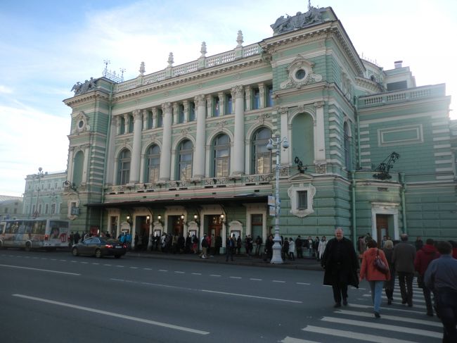 例年通り９月に世界中の音楽シーズンが開幕するが、ここサンクトペテルブルクのマリインスキー劇場では、開幕早々に2008年に続いてゲルギエフの指揮で『ニーベルングの指環』の４部作を取り上げた。小生は08年には序夜「ラインの黄金」、第１夜「ヴァルキューレ」を観た。今年12年に第２夜「ジークフリート」、第３夜「神々の黄昏」を観ることができたので、４部作が完結することになった。この人類の生み出した最も巨大、と言っても過言でない作品をすべて鑑賞するという稀有の機会についてご紹介する。<br /><br />リヒャルト・ワーグナーの楽劇「ニーベルンクの指環」４部作は、35歳の1848年から61歳の1874年、26年をかけて作曲された。合計約15時間を要する巨大な作品で、本当に限られた歌劇場と指揮者にのみ演奏が許される。15時間という長さだけみても、ブルックナーとマーラーの巨大な９曲（＋２曲？）の交響曲の合計よりも長い。またワーグナーが書いた音符の数は、恐らくは歌手、合唱、全オーケストラ（ワーグナーは108人と指定している）を含めたら数倍の数になることだろう。<br /><br />この４部作を鑑賞するのは、小生はもちろん初めてであり、今後もたびたびあり得ることとは思えない。従ってDVDとCDで聴くレヴァイン、ベーム、カラヤン、セル、テンシュテットの演奏と比較するしかない。まずマリインスキー歌劇場管弦楽団については、前述の巨匠が指揮するメトロポリタン、バイロイト、ベルリンフィル、クリーヴランドと比較して格下の感は否めない。しかしこれがゲルギエフの指揮になると強烈なリズム、重厚な低音、咆哮するブラス、炸裂する打楽器など彼の個性が遺憾なく発揮され不満はない。<br /><br />歌手陣については前述のドイツ系の名歌手に比べ、稀にロシア語訛りとロシア的な土臭さを感ずることがあるが、大きな減点になるほどではない。<br /><br />舞台演出はきわめてシンプルで、巨人族に見立てた４人の巨大なはりぼてが立ったり寝そべったりするだけで、優れているとは言い難い。この劇場のロシア物の舞台演出が素晴らしいだけに、少々がっかりさせられたことは事実である。<br /><br />ともあれ、３幕の「ジークフリート」と「神々の黄昏」を連夜で観た。それぞれ休憩は30分ほど取られ、いずれも６時から始まって、終演は前者が11時半、後者は12時を大きく回っていた。聴く（観る）だけでこれだけの忍耐力を強いられる作品を、演奏する、歌う、そして指揮することがいかなることか、想像するだけでも驚嘆に値する。ことにゲルギエフの超人的なエネルギーの噴出には脱帽するしかない。今後の彼の動向には目が離せない。なおチケットの料金はインターネット購入で、３階席の後列で640ルーブル、約1,500円と信じられない価格である。