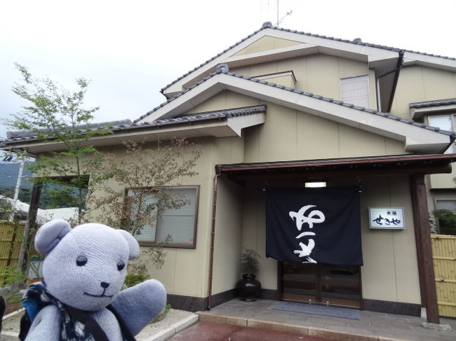 旦那が神宮球場観戦に行っちゃいました。御宿はドーミーインPREMIUM渋谷神宮前。私はデイユースでしか使ったことないのに、既に2度目の宿泊です。<br />金曜日から行っちゃったので仕事で付いていくわけには行かず、ならばと、5月にオープンしたドーミーイン鹿児島を予約。<br />ショールームの約束もとりつけて、後は金曜日までに仕事を片付けるのみ、と思ったら、台風17号接近。<br />金曜朝時点で日曜日が鹿児島~山口間直撃コースになってたので、泣く泣く断念となりました。<br />で、せめて近場で1泊するかと前日夜に山口県内で宿探し。紆余曲折の末、じゃらんで見つけた川棚温泉のせきやにお邪魔することにしました。<br />決め手は今年春にリニューアルして4室しかないってことと、温泉がかけ流しってこと。<br /><br />あまりにお値段が安いからどうかなあ、と思ってたけど、川棚散策と含めて、大ヒットとなりました。<br /><br />まずはお宿到着してうろうろと。<br />表紙写真のお宿名が見えないのは台風対策。