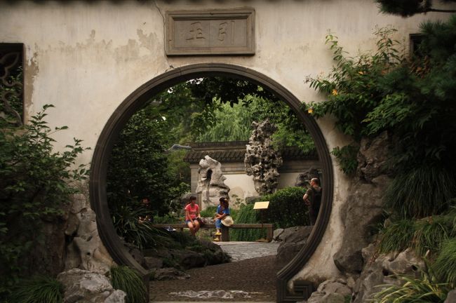 1933老場坊で写真をたっぷり撮った後、タクシーで南京東路、そして豫園商城へ<br /><br /><br />どちらも人・人・人でちょっと人酔いしました・・・<br /><br /><br />