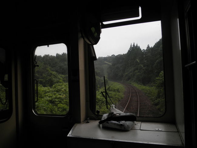 人吉から先の肥薩線は険しい山越え区間。通称山線へと入ります。<br />【青春18切符】【乗り鉄】<br />◇12年四国・九州 夏の18切符旅目次◇<br />(1) 0日目　出発〜四国到着編　京阪、阪急、ジャンボフェリー（神戸-高松）<br />http://4travel.jp/traveler/planaly/album/10704770/<br />(2) 1日目-1　予讃線（高松-松山）<br />http://4travel.jp/traveler/planaly/album/10706621/<br />(3) 1日目-2　伊予鉄道横河原線（タイムトラベルスタンプラリー）<br />http://4travel.jp/traveler/planaly/album/10706870<br />(4) 1日目-3　伊予鉄道高浜線（タイムトラベルスタンプラリー）<br />http://4travel.jp/traveler/planaly/album/10706871<br />(5) 1日目-4　伊予鉄道郡中線（タイムトラベルスタンプラリー）<br />http://4travel.jp/traveler/planaly/album/10706872<br />(6) 1日目-5 道後温泉椿の湯<br />http://4travel.jp/traveler/planaly/album/10706904/<br />(7) 1日目-6 予讃線(松山-八幡浜)フェリーおおいた(八幡浜-別府)<br />http://4travel.jp/traveler/planaly/album/10706906/<br />(8) 2日目-1 別府港、日豊本線（別府大学-大分）<br />http://4travel.jp/traveler/planaly/album/10706907/<br />(9) 2日目-2 久大本線（大分-由布院）、乙丸温泉館<br />http://4travel.jp/traveler/planaly/album/10706908/<br />(10)2日目-3 久大本線（由布院-久留米）<br />http://4travel.jp/traveler/planaly/album/10706910/<br />(11)2日目-4 鹿児島本線（久留米-八代）<br />http://4travel.jp/traveler/planaly/album/10706911<br />(12)2日目-5 肥薩線（川線・八代-人吉）、人吉（人吉城址、堤温泉）<br />http://4travel.jp/traveler/planaly/album/10709475<br />(13)2日目-6 肥薩線（山線・人吉-吉松）<br />http://4travel.jp/traveler/planaly/album/10713452<br />(14)2日目-7 吉都線、日豊本線（-宮崎）<br />http://4travel.jp/traveler/planaly/album/10713460<br />(15)3日目-1 日南線（宮崎-飫肥）飫肥散策(勝目氏庭園、商家博物館)<br />http://4travel.jp/traveler/planaly/album/10716383/<br />(16)3日目-2 飫肥散策2(高橋家・旧山本猪平家・小村記念館)<br />http://4travel.jp/traveler/planaly/album/10725931/<br />(17)3日目-3 飫肥散策3（飫肥城）<br />http://4travel.jp/traveler/planaly/album/10725939/<br />(18)3日目-4 飫肥散策4（豫章館（よしょうかん））<br />http://4travel.jp/traveler/planaly/album/10726118/<br />(19)3日目-5 日南線（飫肥-串間）<br />http://4travel.jp/traveler/planaly/album/10726119/<br />(20)3日目-6 都井岬１（凸鳩遊歩道・展望台、ソテツ原木）<br />http://4travel.jp/traveler/planaly/album/10726127/<br />(21)3日目-7 都井岬２（御崎神社）<br />http://4travel.jp/traveler/planaly/album/10726128/<br />(22)3日目-8 都井岬3（岬の駅周辺）<br />http://4travel.jp/traveler/planaly/album/10726134/<br />(23)3日目-9 日南線・日豊本線（串間-鹿児島中央）<br />http://4travel.jp/traveler/planaly/album/10726139/<br />(24)4日目-1 指宿枕崎線（鹿児島中央→枕崎）<br />http://4travel.jp/traveler/planaly/album/10729920/<br />(25)4日目-2 指宿枕崎線（枕崎-西大山）<br />http://4travel.jp/traveler/planaly/album/10729921/<br />(26)4日目-3 JR最南端の駅・西大山駅、指宿枕崎線（西大山→指宿）http://4travel.jp/traveler/planaly/album/10730028<br />(27)4日目-4 指宿砂むし会館・砂楽、指宿枕崎線（指宿-鹿児島中央）<br />http://4travel.jp/traveler/planaly/album/10730064/<br />(28)4日目-5 昼食・日豊本線（鹿児島中央→嘉例川）<br />http://4travel.jp/traveler/planaly/album/10730082/<br />(29)4日目-6 嘉例川駅・鹿児島空港へ<br />http://4travel.jp/traveler/planaly/album/10730083/<br />(30)4日目-7 鹿児島空港・Peach MM198便（KOJ-KIX）<br />http://4travel.jp/traveler/planaly/album/10730119/<br /><br /> ◆全旅行記目次◆<br />http://4travel.jp/traveler/planaly/album/10642746/