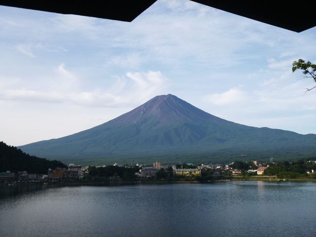 富士山をゆったりと眺めたいを検索しました。「うぶや」さんが出てきました。さっそく、夫婦で富士急に乗り込み、河口湖へ。予約してあり、送迎は、駅に到着してからTEL.(OK!)2泊予定なので、一回は、富士山を眺めたいが悲願でした。全室が、河口湖に面していて、客室も夫婦には、大きすぎるゆったりのスペースでした。温泉につかり、富士山をながめました。(午後4時)雲がかかり、山頂が眺望できませんでした。約40分頑張ったのですが、残念でした。<br /> 夕食は、河口湖を眺めながら、最高なメニューでした。仲居さんも丁寧で、品書きを一づつ説明をしてくれました。富士山が夜空にうっすら浮かび、登山する人々のカンテラらしきもの、街灯らしきものが点々と浮かびあがっていました。<br /> 翌朝の朝食は、料理は美味しいものの、富士山がくっりり、はっきり、雲一つなく、ドーンと大きな窓ガラスいっぱいに、見ることができました。これが見たかったので、感動でした。<br /> その後は、カチカチ山に行って富士山を眺めました。<br /> 2日間ともに、晴天に恵まれ、お風呂から、露天風呂から、富士山を眺めることができました。<br /> ホテルの美味しい料理と富士山を堪能して満腹になり、旅は終わりました。<br />8月のオフ時期が良かったのか、全体的に込み合っていなく、良い思い出の旅になりました。<br />また、宿泊しないで、富士山を眺めにきた方もいました。朝一できて、カチカチ山に登り、シャッターをきっていました。<br /> いろいろな旅があり、参考になりました。