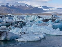 レンタカーでレイキャビクから絶景のヨークルサルロン氷河湖へ。