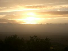 細岡展望台からみる釧路湿原に沈む夕陽。雲が多かったけど，すばらしかった。