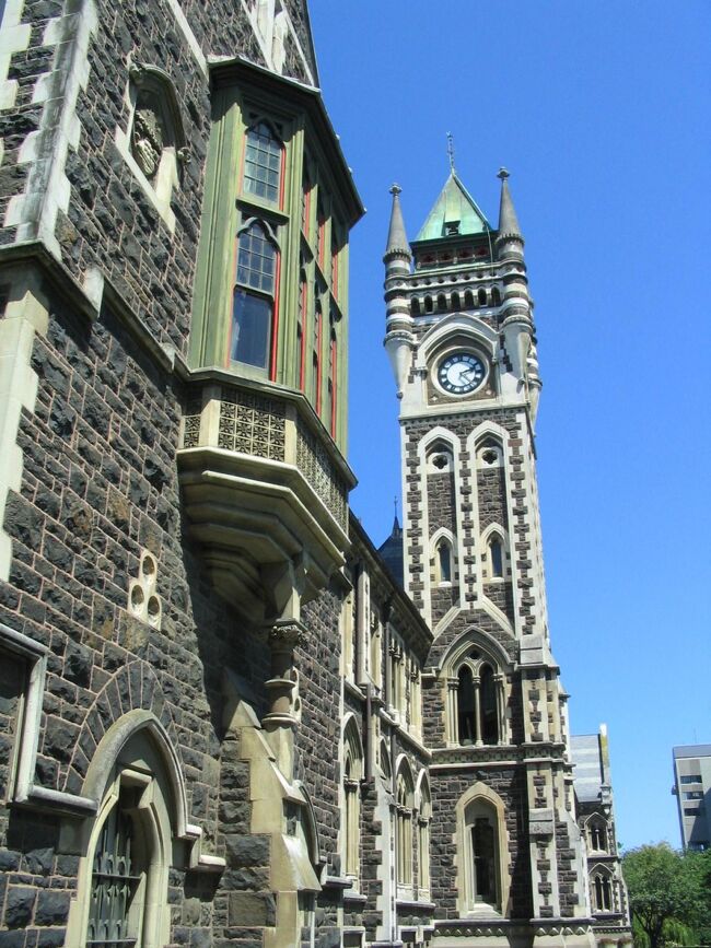 表紙の写真・Duneden(ﾀﾞﾆｰﾃﾞﾝ)｡写真はオタゴ大学。<br />Clocktower　　Building(ｸﾛｯｸﾀﾜｰ･ﾋﾞﾙﾃﾞｨﾝｸﾞ)<br /><br />Edinburgh of the south(南半球のエディンバラ）<br />と呼ばれているダニーデンです。<br /><br />ﾀﾞﾆｰﾃﾞﾝがケルト語でスコットランドの首都（エディンバラ）意味するように、スコットランドからの移住者によって築かれた街で、ビクトリア調の建物もある。<br /><br />関空からNZ航空でクラストチャーチ経由でダニーデン。<br />彼女の友達の家・ウエリントンにも行く。<br />其の旦那様は元オールブラックスメンバーです。<br /><br />私は2005年から英語を習い出しました。<br />それまでは、大の英語嫌いでした。<br /><br />ただ、バリ島に旅した時（関空が出来た年）に<br />英語が通じたので習っても良いかなと思ったんです。<br />そして、2005年に今の先生に巡り合い初歩からスタートしたんです。<br /><br />子供の学費で明け暮れるのは止めよう。<br />自分投資しようとね^ ^<br />そして一大決心をして今の先生の所で勉強を始めました。<br /><br />英語は大嫌いなので大変でしたが、止めたら元に戻ると思い頑張っています。<br />そして2010年にロンドンに短期留学出来たんです。<br /><br />そんな時、先生が赤チャンを見せにNZに帰ると聞き付けて行くことにしました。（２００７）<br />彼女の旦那様はコーチで、冬は大忙しなので単独帰国。乳母係決定です。<br />ヤッホー・やったーとrinnpapaに頼みこみ、２週間の旅に出かけたのです。<br /><br />最初はrinnpapaも行く予定でしたが２週間は無理。１週間？勿体ないよ。−−−結局、私一人旅。<br />主婦の誘導尋問的、作戦勝ち。（ごめんなさい、rinnpapa様）<br />仕事が休めない？休みたくないし、此の時にはりんちゃんがいたので無理だったんです。<br /><br />イギリスから少し離れますが、まだまだ続きますので。<br />こんな感じですが、イギリスとも関係があるNZのブログです。<br /><br /><br /><br />2020.12月に少し写真を削除しましたので、順序変動あり。