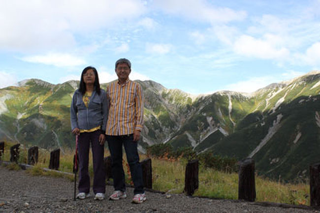 立山・黒部峡谷・乗鞍の旅<br /><br />◎2012年9月19日(水)<br />2日目・立山黒部アルペンルート(立山駅～室堂)編です。 <br /><br />一つ前の旅行記・トロッコ電車帰り編<br />http://4travel.jp/traveler/kuwa72/album/10713633/<br /><br />立山黒部アルペンルートホームページ<br />http://www.alpen-route.com/<br /><br />宿泊は室堂の「みくりが池温泉」　じゃらんで予約<br />http://www.jalan.net/yad311084/