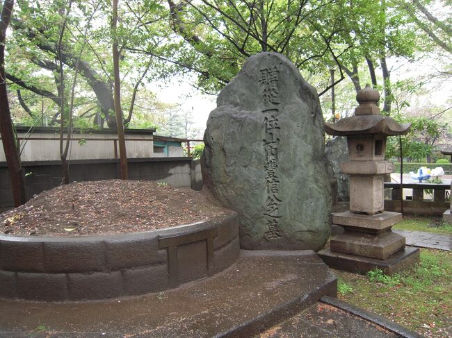 京浜急行鮫洲駅西側に第一京浜が通り歩道橋を渡ると土佐山と呼ばれていた小高い丘に第15代土佐藩主山内豊信(とよしげ)の墓所があります。<br /><br />山内豊信は当時福井藩主の松平春獄、宇和島藩主伊達宗城、薩摩藩主島津斉彬とも交流を持ち幕政にも積極的に口を挟む幕末の四賢侯と称されていました。<br /><br /><br />『山内豊信(とよしげ)は容堂と号した。<br />文政10年(1827)に分家の山内豊著(とよあきら)の長子として生まれ、嘉永元年(1848)に宗家を継いで第15代土佐国高知藩主となり、人材を登用して藩政の刷新に努めた。<br />一方、国策についてもいろいろと論議し、策を建てて多難な幕末期の幕政に大きな影響を与えた。<br /><br />進歩的で強力な言動は幕閣に恐れを抱かれ、一時、大井村の下屋敷に蟄居させられたが、文久2年(1862)に再び政治の場に復し、大政奉還をはじめ幕府と朝廷の間の斡旋に力を尽くした。<br /><br />明治元年(1868)に維新後の新政府の内国事務総長となったが、翌年引退し、明治5年に45歳の若さで亡くなった。<br /><br />遺言によって大井村の下総山(土佐山)と呼ばれていた現地に葬られた。』 (品川区教育委員会)