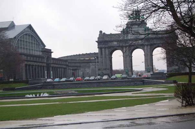 　ブリュッセルのサンカントネール公園に行って来ました。<br />この公園は、ベルギーの独立５０周年を記念して作られた公園です。<br />公園をつくって、博覧会をしたそうです。<br />凱旋門も真ん中にあります。<br /><br />公園内には、色々な施設があります。<br />私が行ったときは、あいにくの雨だったので、あんまり地元の人がのんびり過ごしている姿は見ることが出来ませんでした。きっと陽気が良い時は、もっと人が多いのかな。<br /><br />今回私の目当てだったのは、公園内にある、王立軍事博物館です。<br />軍事関係の博物館なので、兵器とかの写真も登場します。<br />戦争関係なので、ショッキングと思う方もいるでしょう。<br />苦手な方は、閲覧注意してください。