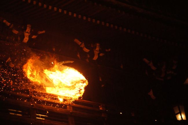 友人と念願だった東大寺二月堂の修二会（お水取り）へ行ってきました。<br />初日は生憎の雨で、雨の中、修二会（お水取り）を見る事になると思っていましたが、<br />17時頃から小雨になり、始まる頃には曇り空になってくれました。<br />やはり晴れ女ですわ（＾−＾）<br /><br />１日目は、品川〜京都〜室生寺〜長谷寺〜ホテル〜修二会〜ホテル<br />の移動です。<br /><br />