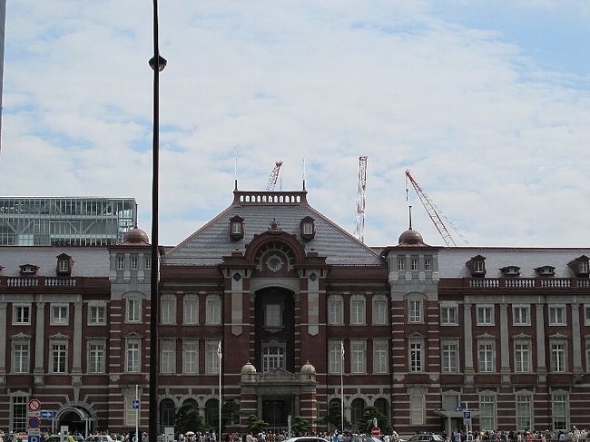 東京駅が再興されたというので、さっそく出かけてみます。<br /><br />来週からは４８年ぶりに東京・有楽町で世界銀行＆IMF総会が始まる。<br />この地区に世界各国から人々がやってくるということだ。日本のよさを伝えるいいチャンスだ。日本は自信を持って世界に発信しよう。<br /><br />※いいカメラとは？<br /><br />　自分の腕を引き出してくれるカメラだ。<br />　それは想像した以上の結果を与えてくれる。<br />　逆にダメなカメラは失望しか写らない。<br />　<br />　大体、道具とはそういうものだ。<br />　英語を覚えるのに、高い教材を買えば話せると思ったら大間違い。<br />　私の場合、写真はコンパクトデジカメで十分間に合っている。<br />　